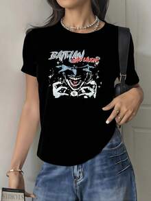 Figura misteriosa que sonríe con energía rebelde mostrando una expresión poderosa y audaz que simboliza fuerza y confianza urbana perfecta para resaltar actitud única camiseta de mujer casual moderna 220g - Negro - Ver 8