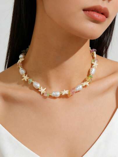 Collar inspirado en el océano, delicado - Hebra de cuentas de color blanco suave y color macaron con colgante de estrella de mar en miniatura, diseño ligero adecuado para usar en capas o solo