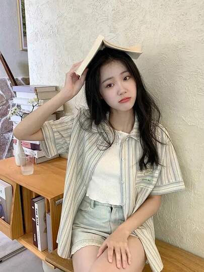 Áo sơ mi ngắn tay kẻ sọc xanh trắng mới cho nữ, kiểu dáng retro Hàn Quốc, thích hợp cho mùa hè.