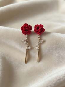 2 đôi bông tai hình hoa hồng đỏ đính đá giả kim cương mạ vàng. Thiết kế tối giản và thời trang, phù hợp để đeo hàng ngày, dự tiệc hoặc làm quà tặng nhỏ cho bạn bè và gia đình. - Nhiều màu - Xem 8