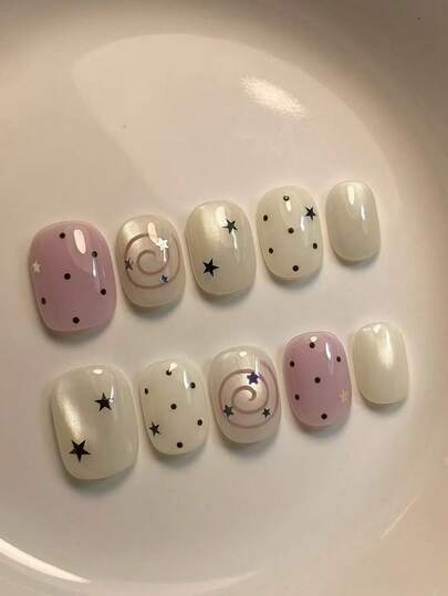 10片装短款方形薰衣草色和乳白色美甲贴片 - 手工制作，柔和漩涡星空风格，猫眼渐变，螺旋图案，波点和星星点缀 | 可重复使用，可卸除，适合女性和女孩 | 完美适用于日常佩戴、简约造型和休闲外出 | 赠品：1片果冻胶和1个迷你指甲锉，方便使用