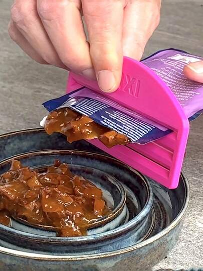 1个/2个装 一款实用的猫粮挤压器，可高效地从猫粮袋中挤出剩余的猫粮。它能最大限度地挤出剩余的猫粮，确保不浪费。对于注重清洁和喂食便捷性的猫主人来说，这款挤压器是理想之选。它尤其适用于猫粮袋，易于清洁，始终保持卫生。使用起来非常简单快捷，无需任何辅助工具。