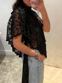 LUNA Top de verano para mujer, irregular, semitransparente y de encaje, con mangas acampanadas y volantes; camiseta de estilo casual, urbano y grunge, ideal para combinar con prendas vaqueras. - Negro - Ver 2