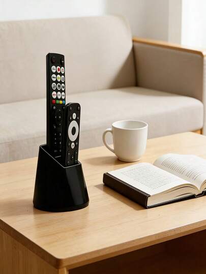 Un soporte para control remoto de doble puerto, un organizador de escritorio práctico, una herramienta de ordenación de escritorio creativa y multifuncional, y un gran compañero de mesa de noche. Adecuado para controles remotos de TV, aire acondicionado, lámparas y artículos de oficina, puede sostener dos controles remotos y no requiere fuente de alimentación.