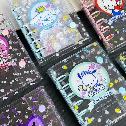 SANRIO دفتر شفاف بحجم A7، دفتر أوراق شفاف ناعم بغطاء جلدي أوراق، كتاب ملصقات شفاف، مناسب لتخزين بطاقات صور Kpop، ألبوم صور Kpop، ألبوم قصاصات، مواد دفتر، مجموعة ملصقات، لوازم فن الأظافر، تخزين التذاكر/الإيصالات، لوازم طلابية، لوازم مكتبية، وغيرها.