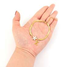 1件简约时尚花朵字母吊坠金色不锈钢人字纹链手链（女士款） - 金黃色 - 查看 3