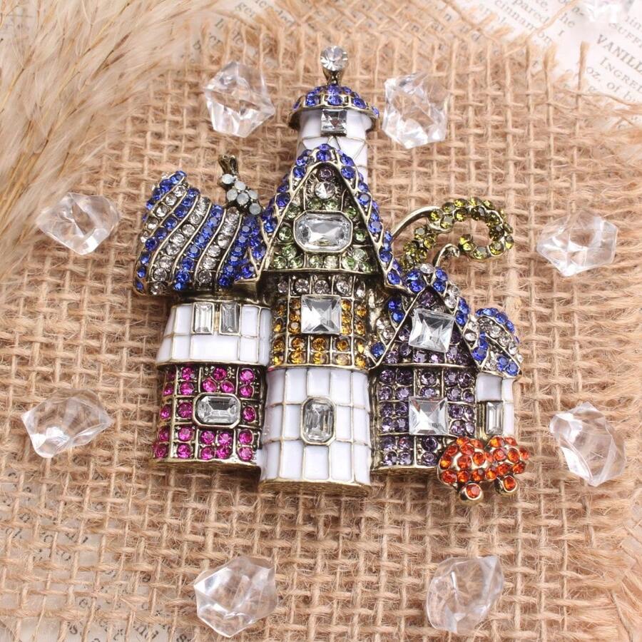 Whimsical Crystal Fairy Tale House Brooch, Antique Silver-Toned Frame With Multi-Color Crystal & Enamel Accents, Playful Storybook Style, Ideal Accessory For Daily Outfits, Themed Events, Fantasy Lover Gifts & Fashion Enthusiasts - 彩色 - 查看 1
