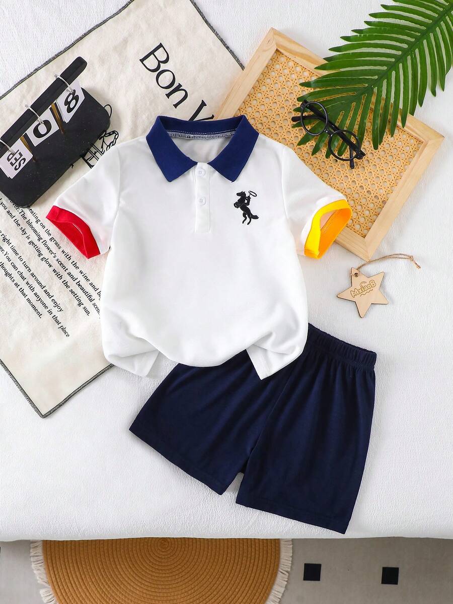 Bộ 2 món áo polo tay ngắn và quần short màu xanh hải quân phối màu tương phản cho bé trai, kiểu dáng cổ điển với họa tiết thêu hình ngựa, thoải mái và phong cách cho các hoạt động ngoài trời mùa xuân/hè và mặc thường ngày. - trắng - Xem 1