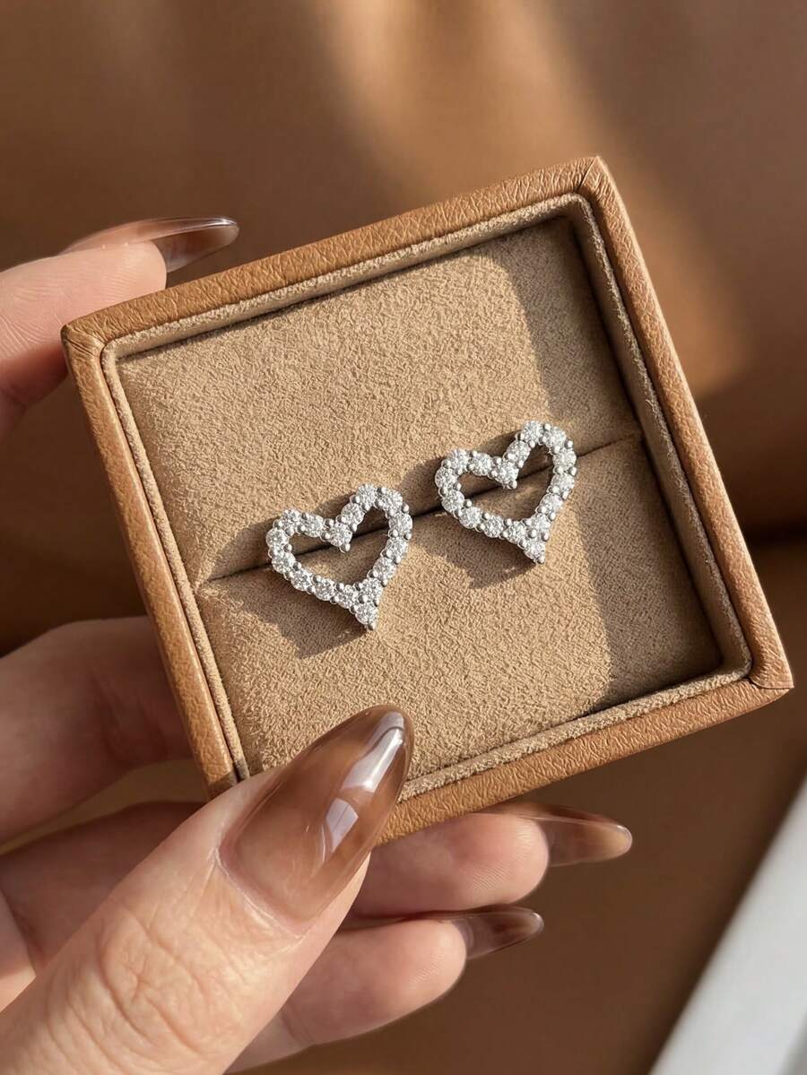 1对925纯银立方氧化锆心形耳钉，适合女孩日常佩戴、约会、生日派对和婚礼等场合。 - 銀色 - 查看 1