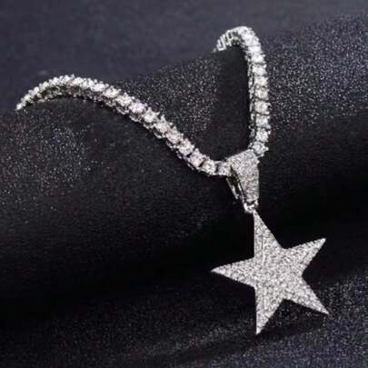 قلادة قلادة ماسية لامعة ومترفة مناسبة لكل من الرجال والنساء لحفلة البانك والهيب هوب والروك. مصنوعة من مادة السبيكة، وتتميز بتصميم نجمة خماسية الأضلاع وهي قطعة إكسسوار.