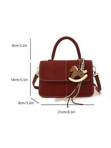 这款红色时尚简约手提包采用仿麂皮材质，饰有吊坠，并配有磁扣翻盖。它既可手提也可肩背，并配有可调节肩带。包内空间宽敞，共有三种颜色可选，外观时尚。它是女性、女大学生、通勤上班、约会、聚会等各种场合的理想之选，并且易于搭配各种服饰。 - 紅色 - 查看 3
