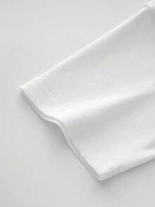 Símbolo geométrico con forma circular fusionado con líneas diagonales amarillas que evocan energía moderna y equilibrio visual creando un contraste dinámico para destacar la actitud urbana camiseta de mujer casual 220g moderna blanca - Blanco - Ver 7