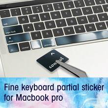 一套卡通外星人趣味图案键盘贴纸，适用于13.3英寸MacBook Pro，PVC材质，美化并保护笔记本电脑键盘，易于粘贴，尺寸为4.72x4.01英寸。 - 查看 2