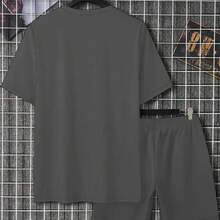 Bộ hai món áo thun ngắn tay kẻ caro thời trang và thoải mái dành cho nam, nhẹ và thoáng khí, được làm từ 100% sợi polyester, phù hợp cho các buổi tụ họp sinh viên, mặc hàng ngày, du lịch ngoài trời và thể thao. Áo thun ngắn tay kẻ caro thời trang và thoải mái dành cho nam có chất liệu mỏng nhẹ và thoáng khí, phù hợp cho các buổi tụ họp sinh viên, mặc hàng ngày, du lịch ngoài trời và thể thao. - Xám - Xem 4