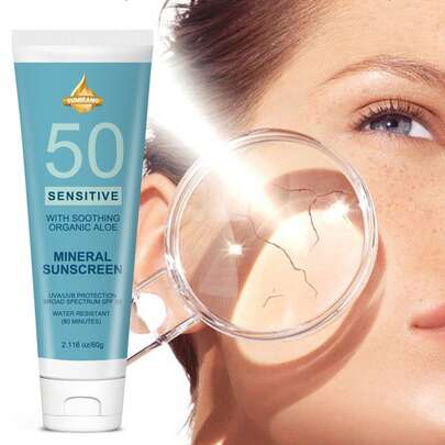 SUMIFANG 60g Protector solar mineral profesional apto para piel sensible, proporciona una protección y reparación suave. Infundido con aloe vera orgánico para una protección solar duradera. Resistente al agua durante 80 minutos, apto para uso diario o actividades acuáticas ligeras.