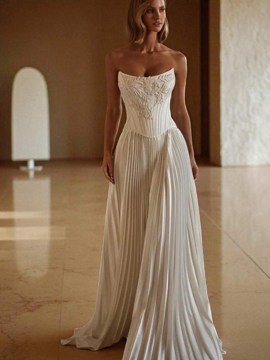 Strapless 3D Floral Pleated Wedding Dress With Flowing Long Skirt, Vintage Elegant Bridal Gown With Embossed Satin Texture And Structured Pleats, Perfect For Indoor Ceremonies, Intimate Weddings, Holiday Celebrations, Christmas, Halloween, Birthday Parties, Prom Nights, Evening Receptions, Special Occasions, Featuring Feminine Sweep, Comfortable Fit, Timeless Elegance, Statement Dress For Brides Seeking Classic, Refined, Elegant, And Graceful Look With Textured Fabric And Flowing Movement - 白色 - 查看 1