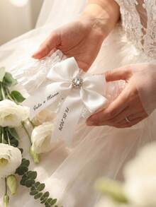 定制复古蕾丝婚纱吊袜带，可刻上姓名和日期，个性化定制，白色/粉色/蓝色荷叶边新娘纪念品，定制文字丝带吊袜带配仿珍珠蝴蝶结，个性化结婚礼物，简约弹力新娘吊袜带，定制日期婚纱吊袜带装饰，经典新娘风格，时尚而富有意义的定制吊袜带，永恒的爱 - 彩色 - 查看 9