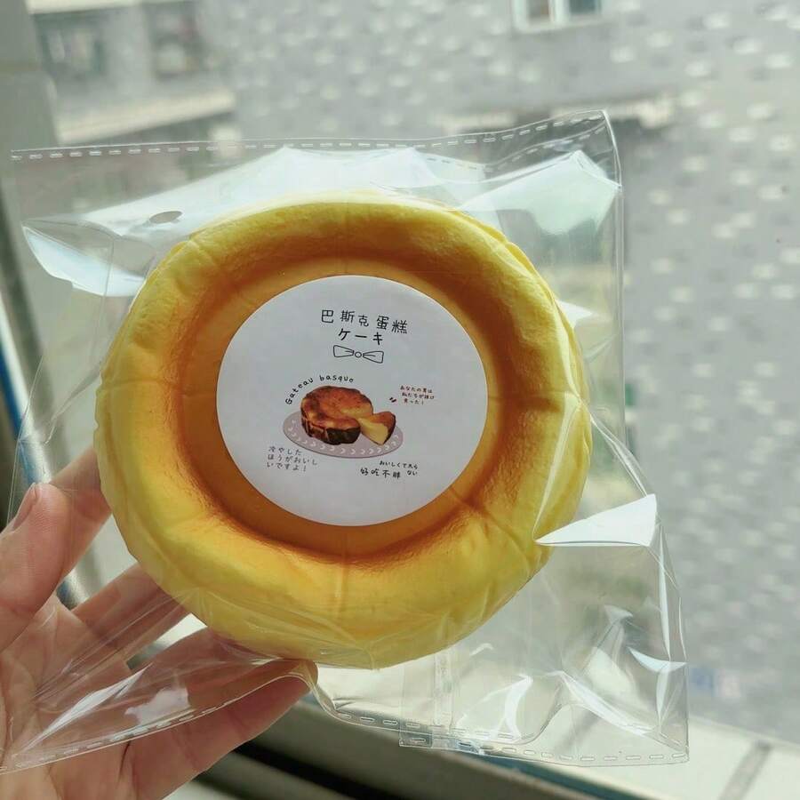 1个柔软逼真的巴斯克蛋糕模型，慢回弹挤压玩具，办公室减压小工具，缓解焦虑和紧张 - 彩色 - 查看 1