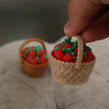 Jouet de panier à fraises imprimé en 3D mignon et réaliste, convient pour le soulagement du stress, la mini décoration, l'affichage en supermarché, les loisirs créatifs, l'ornement de bureau, la décoration de tableau de bord de voiture, les cadeaux de fête et les cadeaux de vacances - Multicolore - Voir 2