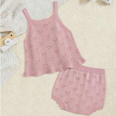 Bộ đồ 2 mảnh mềm mại, rộng rãi cho bé gái Ins Style mùa xuân/hè, dành cho bé 0-3 tuổi, gồm áo hai dây dệt kim hình trái tim khoét lỗ và quần ống rộng họa tiết hoa, thoáng khí, thích hợp mặc trong nhà và ngoài trời.