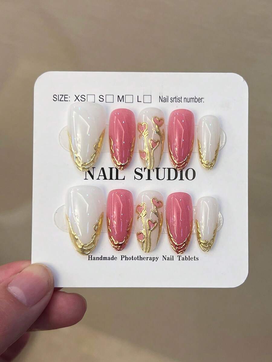 10片/套 Y2K 奢华手工杏仁形 3D 凝胶金色法式贴片美甲，带有 3D 凝胶金色爱心和金色花朵设计，春夏美甲，粉色少女风，全贴合亚克力假指甲，包含 1 片果冻胶和 1 片指甲锉，手工美甲用品，适合女性和女孩日常工作、学习和聚会使用。