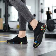 2026 Nuevos zapatos de agua para mujer de malla negra con rayas, transpirables y de secado rápido, sandalias planas antideslizantes para la playa, parte superior de punto elástico, de fácil puesta, aptos para natación, yoga, rafting, surf, zapatos anfibios plegables, tallas grandes - Negro - Ver 3