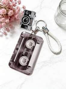 Thẻ nhựa giả băng keo kiểu cổ điển có mặt dây chuyền hình máy ảnh, thích hợp làm thẻ sinh viên/cặp đôi, thẻ xe buýt/tàu điện ngầm trong khuôn viên trường, huy hiệu, thẻ ra vào, móc khóa đa năng. Thẻ ID/người nổi tiếng/xe buýt/tàu điện ngầm/thẻ ra vào đa chức năng và bảo vệ ảnh. Bền, thời trang, phụ kiện hàng ngày tiện dụng. Lý tưởng để sử dụng hàng ngày, trang trí túi xách, làm quà tặng. Thích hợp cho Ngày Valentine, sinh nhật, tựu trường, quà tặng nhỏ trao đổi. - Nhiều màu - Xem 12