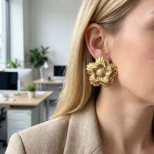 Pendientes de botón con forma de girasol, con un estilo dulce y elegante. Hechos de acero inoxidable. Perfectos para que las mujeres los usen a diario. - Dorado - Ver 7