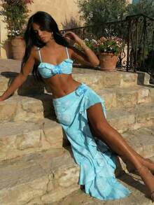 Conjunto de biquíni feminino de 3 peças com estampa floral, elegante e sexy, com costas abertas e saia com amarração em 3D com flores. Ideal para praia, resorts e férias de primavera/verão. - Baby Azul - Ver 2