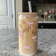 1个带盖玻璃杯（含玻璃吸管和吸管清洁刷），造型类似易拉罐，饰有粉色蝴蝶结，适合夏季饮品，方便携带，是咖啡、奶茶和果汁的理想之选。夏季居家办公的完美礼物。 - 彩色 - 查看 1