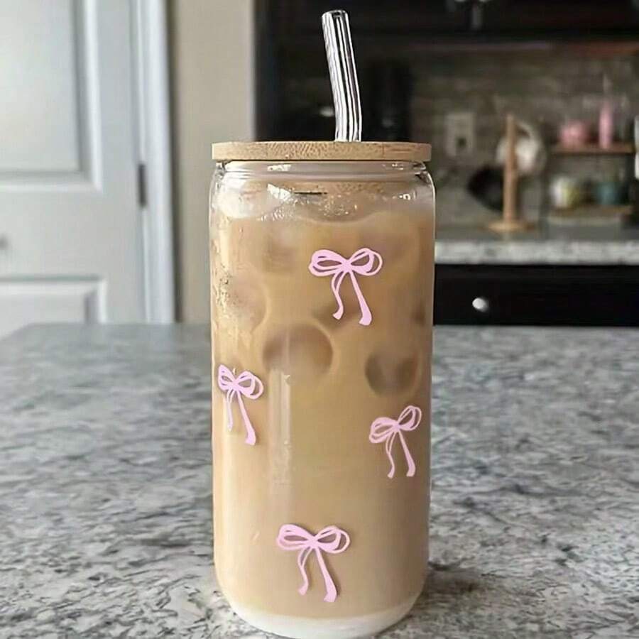 1个带盖玻璃杯(含玻璃吸管和吸管清洁刷),造型类似易拉罐,饰有粉色蝴蝶结,适合夏季饮品,方便携带,是咖啡、奶茶和果汁的理想之选。夏季居家办公的完美礼物。 - 彩色 - 查看 1