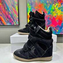 The IS (2026 Model) Classic Suede Women's High-Top Platform Boots Feature A Retro Silhouette And Sporty Design, Exuding A Carefree And Lazy French Vibe. With A Hidden 5-8cm Wedge Heel And A Hook-And-Loop Closure System, These Boots Boast Vibrant Colors And Versatile Styles, Combining Fashion Appeal With Collectible Value. Belonging To The Category Of Sneakers, It Is An Essential Piece For Women's Casual, Stylish, Party, And Collegiate Looks. - 黑色 - 查看 6