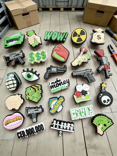 26 件套硬币系列卡通枪形钱袋，带士兵唇形盖和 PVC 鞋饰 - 酷炫的拖鞋和凉鞋装饰，PVC 鞋饰，鞋饰配件，可拆卸硬币装饰，带有幸运树和钱包形状的悬挂装饰，专为鞋子装饰而设计，硬币主题，非常适合凉鞋和花园鞋，是项目和礼品的理想之选。