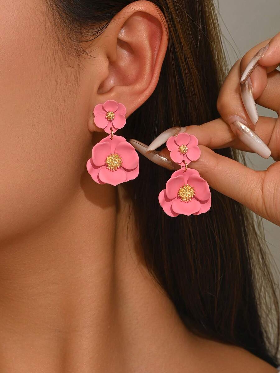 一对优雅度假风合金花卉几何耳环，哑光浅黄色/紫红色花瓣搭配金属花蕊，适合女性日常佩戴、派对、通勤、宴会、郊游、拍照、购物、约会等各种场合。