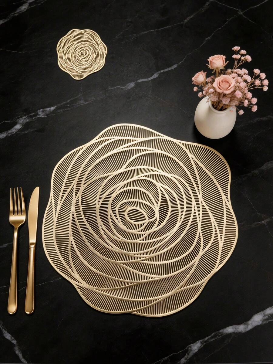 15英寸金色镂空玫瑰PVC餐垫，3.9英寸金色镂空玫瑰PVC杯垫，可水洗易清洁，防滑耐热，适用于节日、婚礼、派对和节日装饰