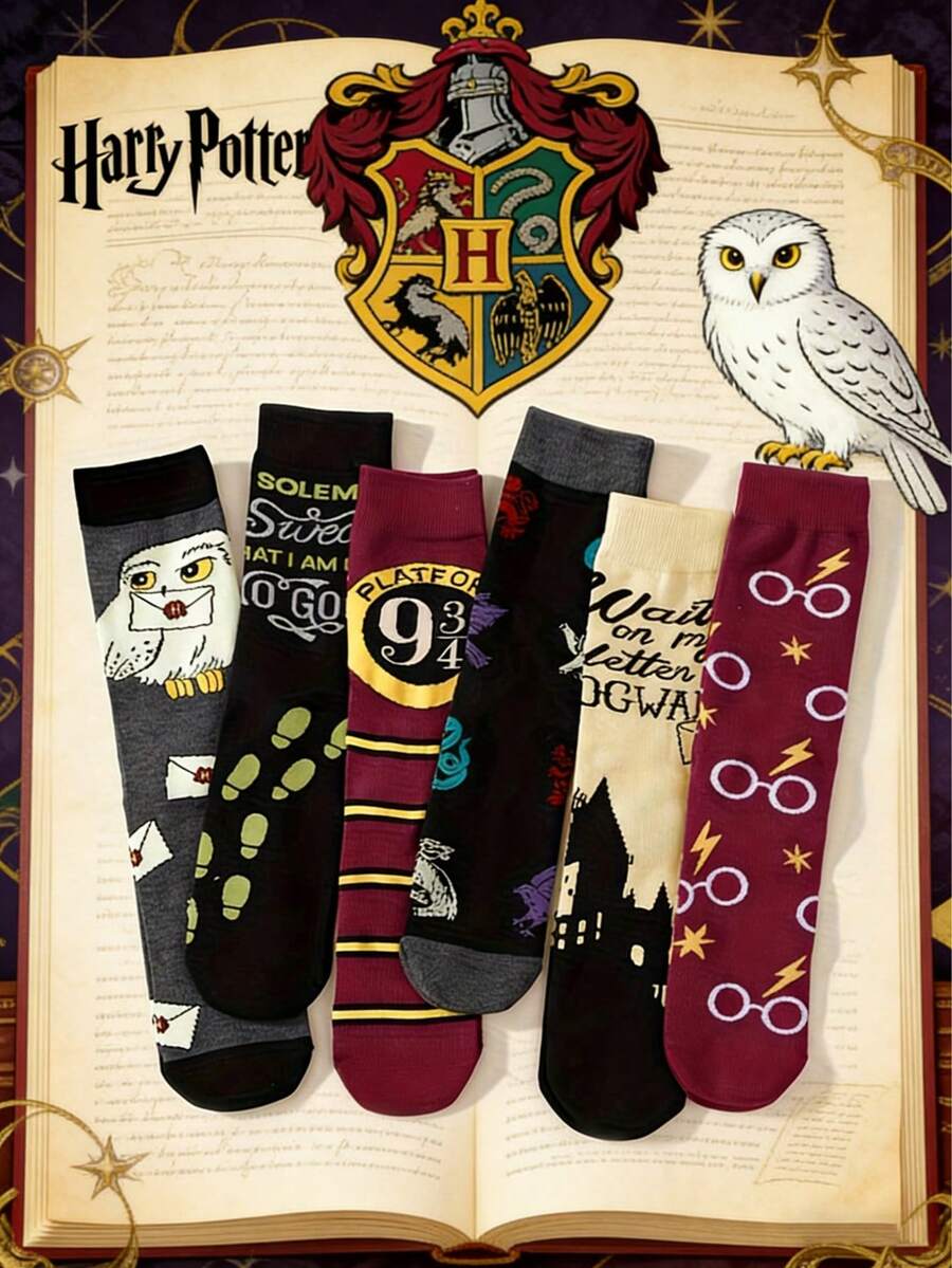 Warner Bros 6双随机华纳兄弟魔法学校系列袜子，男女通用，包含海德薇/九又四分之三站台/霍格沃茨经典元素，哈利波特粉丝收藏套装 - 彩色 - 查看 1