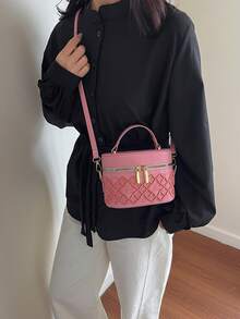 一款风格百搭、时尚现代的包袋。2026新款是一款日常时尚精致的女士斜挎方型包。 - 粉色 - 查看 5