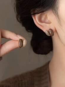 1 Pair French Retro Geometric Enamel Bicolor Minimalist Versatile Unique High-End Earrings, Front & Back Design, Suitable For Daily, Commute, Party Wear - Brown + Milk Coffee Color - View 3