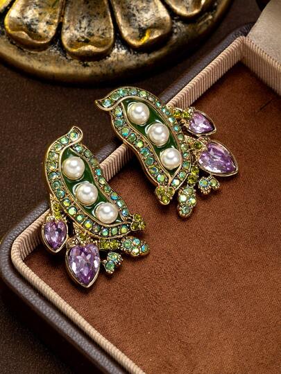 一对复古奢华豌豆形珍珠耳环，以绿色法郎为底，搭配白色仿珍珠，散发优雅精致的气息，采用铜合金和宝石点缀，适合日常佩戴、派对、晚宴和庆祝场合。