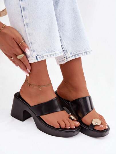 Chinelo feminino elegante com salto bloco, plataforma e detalhes dourados, confeccionado em couro sintético, nas cores preto, bege e marrom, modelo Sinora.