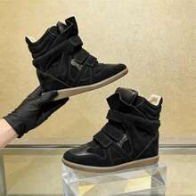 Der Neue IS Classic Suede Retro High-Top-Sneaker Für Damen Aus Dem Jahr 2026 Besticht Durch Sein Dreifaches Design, Die Wildleder-Einsätze Und Den Integrierten, Unsichtbaren Keilabsatz. Er Vereint Retro- Und Moderne Stilelemente, Ist Leicht Wiederzuerkennen Und Lässt Sich Bequem An- Und Ausziehen – Ein Einzigartiges Schuhmodell. - màu đen - Xem 5