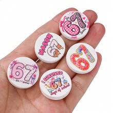 5颗学院风67印花硅胶珠，28毫米荧光粉色涂鸦图案，适合作为毕业纪念品/教师礼物/返校礼物，可用于DIY创意手链、项链、包包挂饰和其他手工项目。 - 彩色 - 查看 4