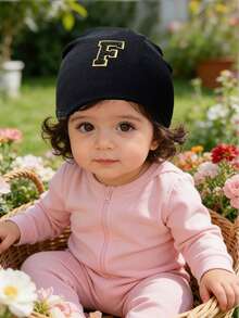 必买！1顶婴儿黑色针织帽，A-Z金色字母标签彰显个性，柔软弹力，多功能头部保护帽。 - 黑色 - 查看 4