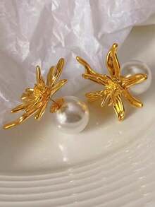 1 Pair European And American Fashion Metal Flower Shaped Earrings, Niche Design Personalized Earrings, Suitable For Party, And Daily Wear - Gold - View 1