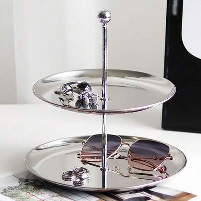 1 chiếc kệ đựng đồ nhiều tầng bằng thép không gỉ sang trọng tối giản, kệ đựng đồ ở lối vào, khay đựng đồ ăn nhẹ và trái cây trên bàn làm việc.