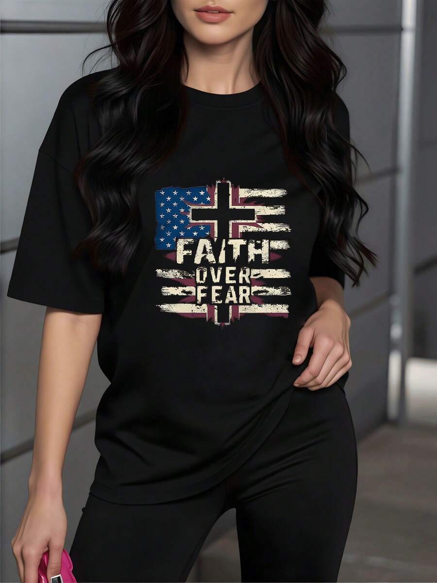 Cruz que une la fe y el valor sobre un fondo de bandera que simboliza esperanza libertad y determinación camiseta de mujer cómoda 220g para uso diario - Negro - Ver 1