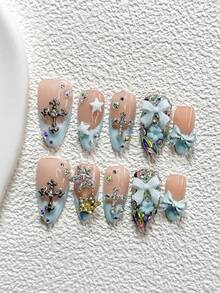 10件套Y2K风格甜美朋克手工美甲套装，包含凝胶美甲套装、3D哥特十字架、星星、丝带蝴蝶结、花朵、彩色水钻美甲装饰、蓝色指甲油、法式撞色美甲，以及美甲工具（1个果冻贴纸+1个指甲锉）。提供杏仁形、鸭嘴形和棺材形三种款式，适合派对、日常佩戴、聚会、摄影、春夏通勤等场合。 - 彩色 - 查看 19