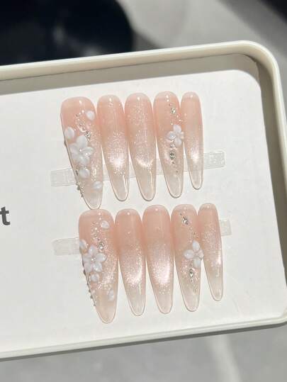 10片手工椭圆形亚克力美甲贴片，加长款，柔和裸粉色，闪亮猫眼，手绘简约花瓣，镶嵌小宝石、钻石和珍珠，前卫优雅简约的春季美甲，夏季美甲贴片，适合派对、日常、约会、海滩、热带度假等场合，DIY美甲，适合女性和女孩作为礼物，美甲用品