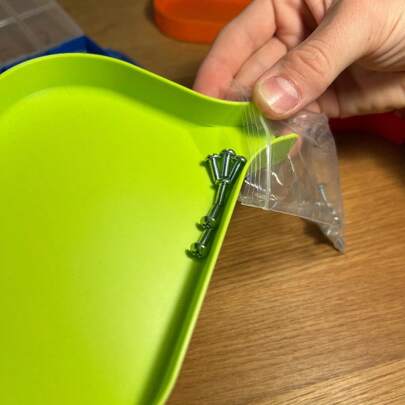 5毫米加高漏斗托盘，采用有效防溢设计，滑动塞可完全密封漏斗开口，精准分类小零件，保持工作空间整洁有序，是手工制作、维修和日常收纳的实用工具。