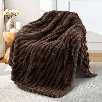 1pc Soft & Warm Milk Silk Velvet Blanket - Halloween Modern Style, Machine Washable, Ribbed Texture, Suitable For All Seasons, Great For Bed, Sofa, Camping - Christmas Gift, Mother's Day Gift, Camping Essential, Modern Style Polyester Blanket For Bedroom, Living Room Decor, Sofa Throw, Bed Throw